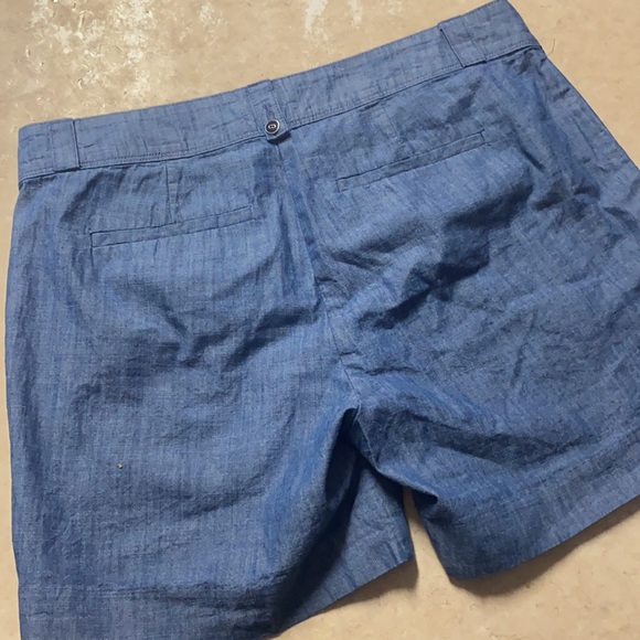 Isaac Mizrahi Women's Indigo Chambray Tailored Short - Picture 7 of 7